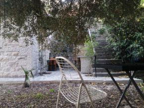Emplacement idéal pour cette Maisonnette avec jardin et cuisine d'été